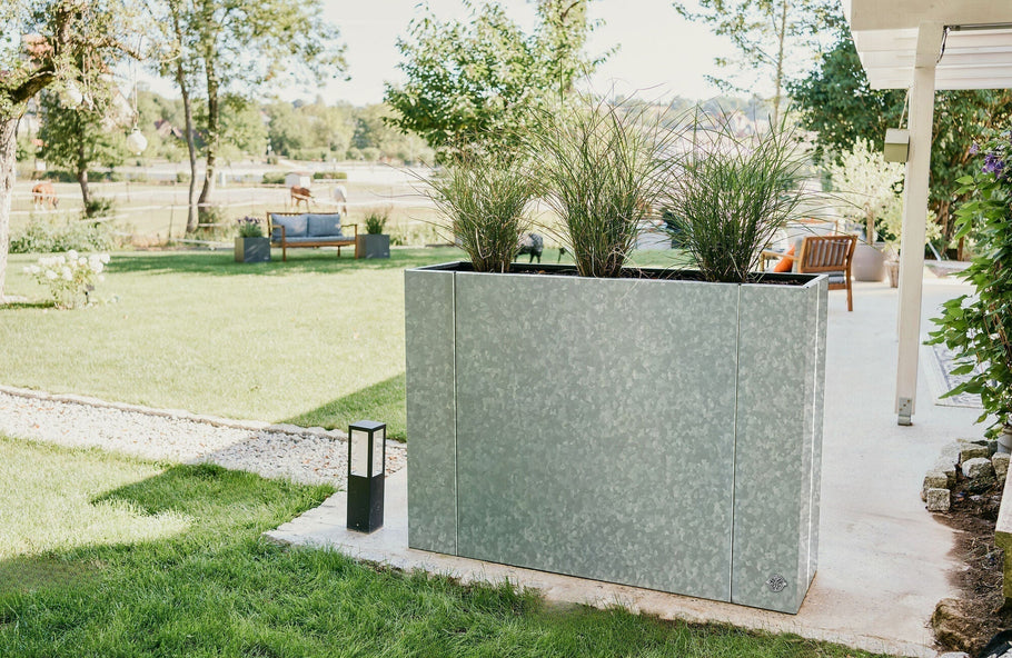 Duurzaamheid in de tuin: metalen verhoogde tuinbedden vergeleken met hout en kunststof