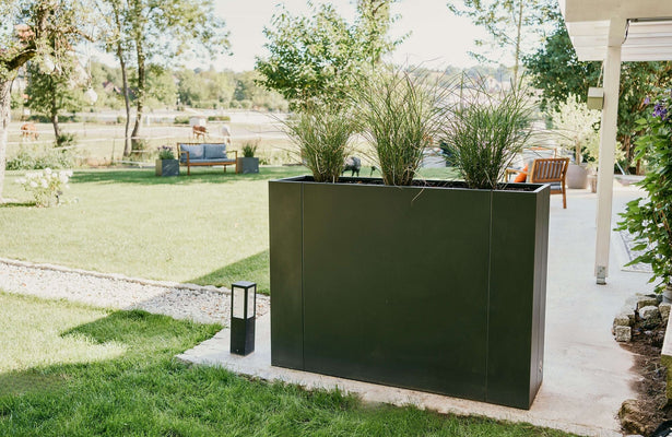 Duurzaamheid in de tuin: metalen verhoogde tuinbedden vergeleken met hout en kunststof