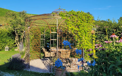 ELEO Pavillon Florenz mit Rankgittern Rosa in unbeschichtet mit Rankpflanzen als Sitzmöglichkeit im Garten
