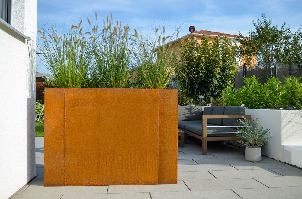 Hochbeet Manarola bepflanzt auf einer modernen Terrasse | Cortenstahl Hochbeet Manarola bepflanzt auf einer modernen Terrasse | Cortenstahl