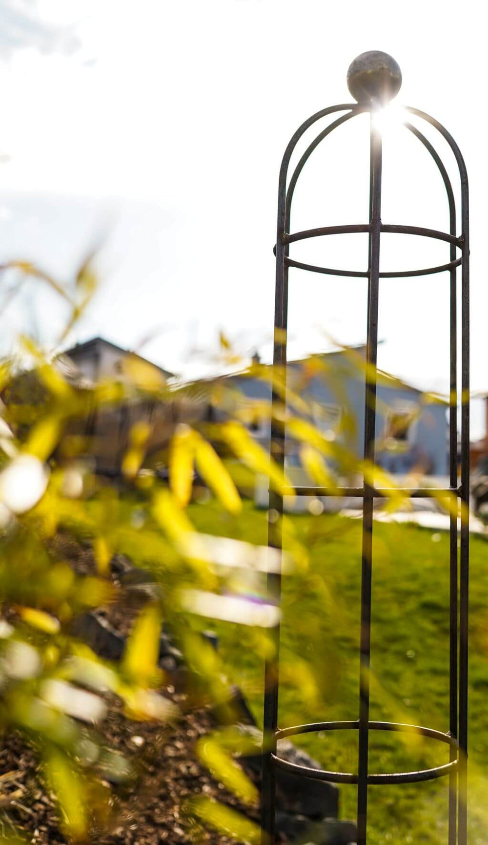 Obelisk Messina klein im weitläufigen Garten mit Sonnenstahlen, unbeschichtet Obelisk Messina klein im weitläufigen Garten mit Sonnenstahlen, unbeschichtet