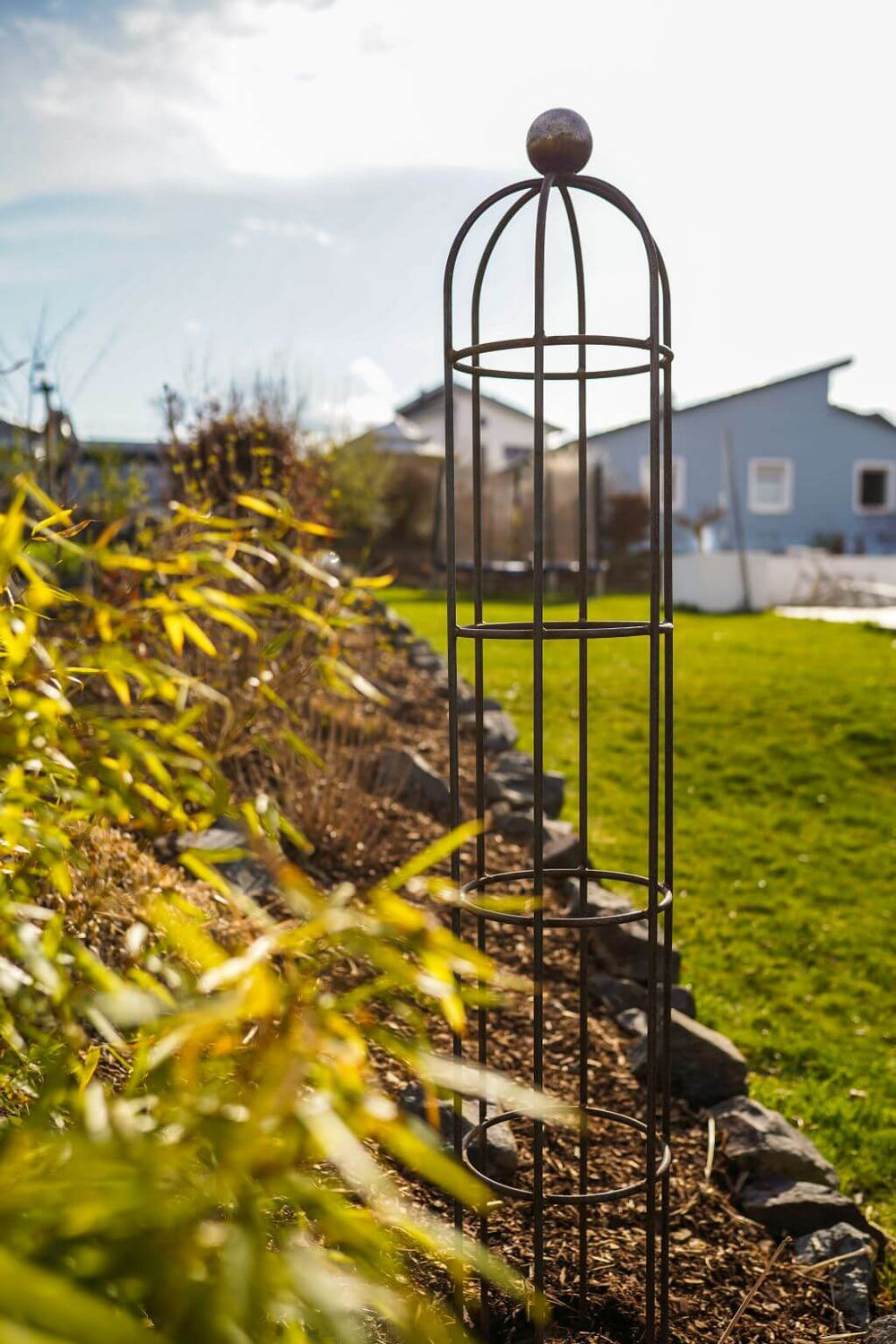 Obelisk Messina klein im weitläufigen Garten, unbeschichtet Obelisk Messina klein im weitläufigen Garten, unbeschichtet