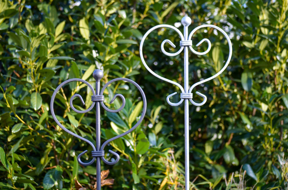 Gartenstecker Treviso in feuerverzinkt und pulverbeschichtet Anthrazit nebeneinander in einem Garten Gartenstecker Treviso in feuerverzinkt und pulverbeschichtet Anthrazit nebeneinander in einem Garten