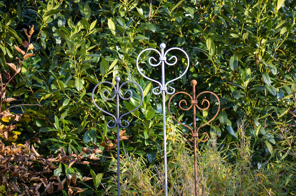 Gartenstecker Treviso in unbeschichtet, feuerverzinkt und pulverbeschichtet Anthrazit nebeneinander in einem Garten Gartenstecker Treviso in unbeschichtet, feuerverzinkt und pulverbeschichtet Anthrazit nebeneinander in einem Garten