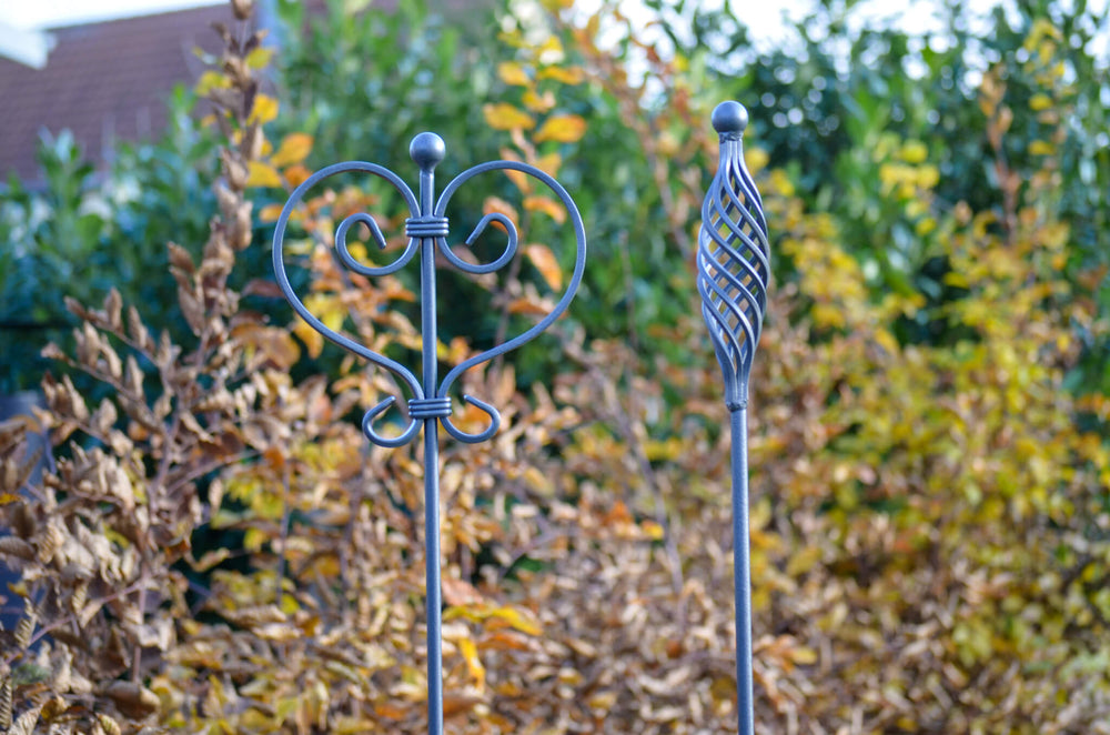 Gartenstecker Treviso und Vicenza im Set in pulverbeschichtet Anthrazit aus der Nähe im Garten Gartenstecker Treviso und Vicenza im Set in pulverbeschichtet Anthrazit aus der Nähe im Garten
