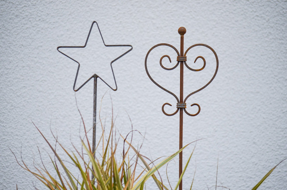 Rankstabset Tissano & Treviso Detailansicht Stern-Spitze feuerverzinkt und Herz-Spitze unbeschichtet vor Hauswand Rankstabset Tissano & Treviso Detailansicht Stern-Spitze feuerverzinkt und Herz-Spitze unbeschichtet vor Hauswand