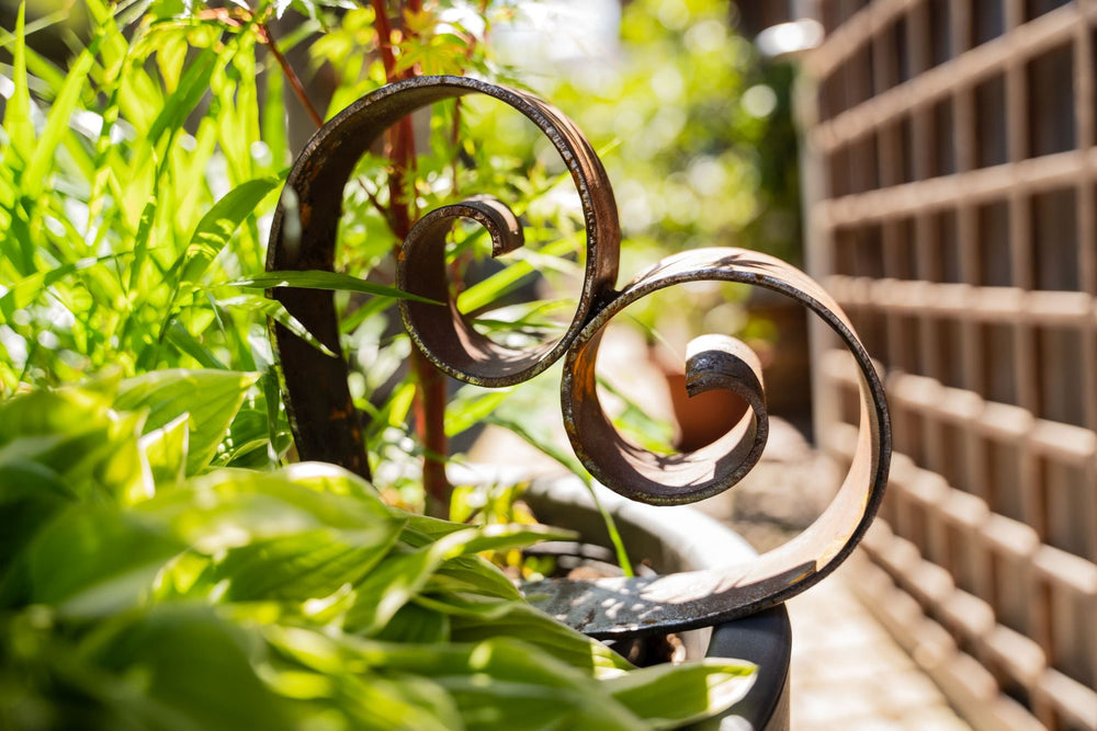 Metallherz Vercelli Detailansicht im Blumenkübel, unbeschichtet Metallherz Vercelli Detailansicht im Blumenkübel, unbeschichtet