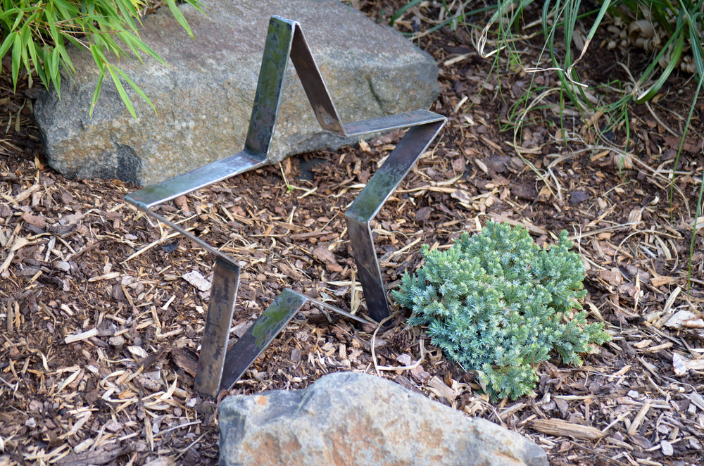 Metallstern Novara groß im Garten, unbeschichtet Metallstern Novara groß im Garten, unbeschichtet