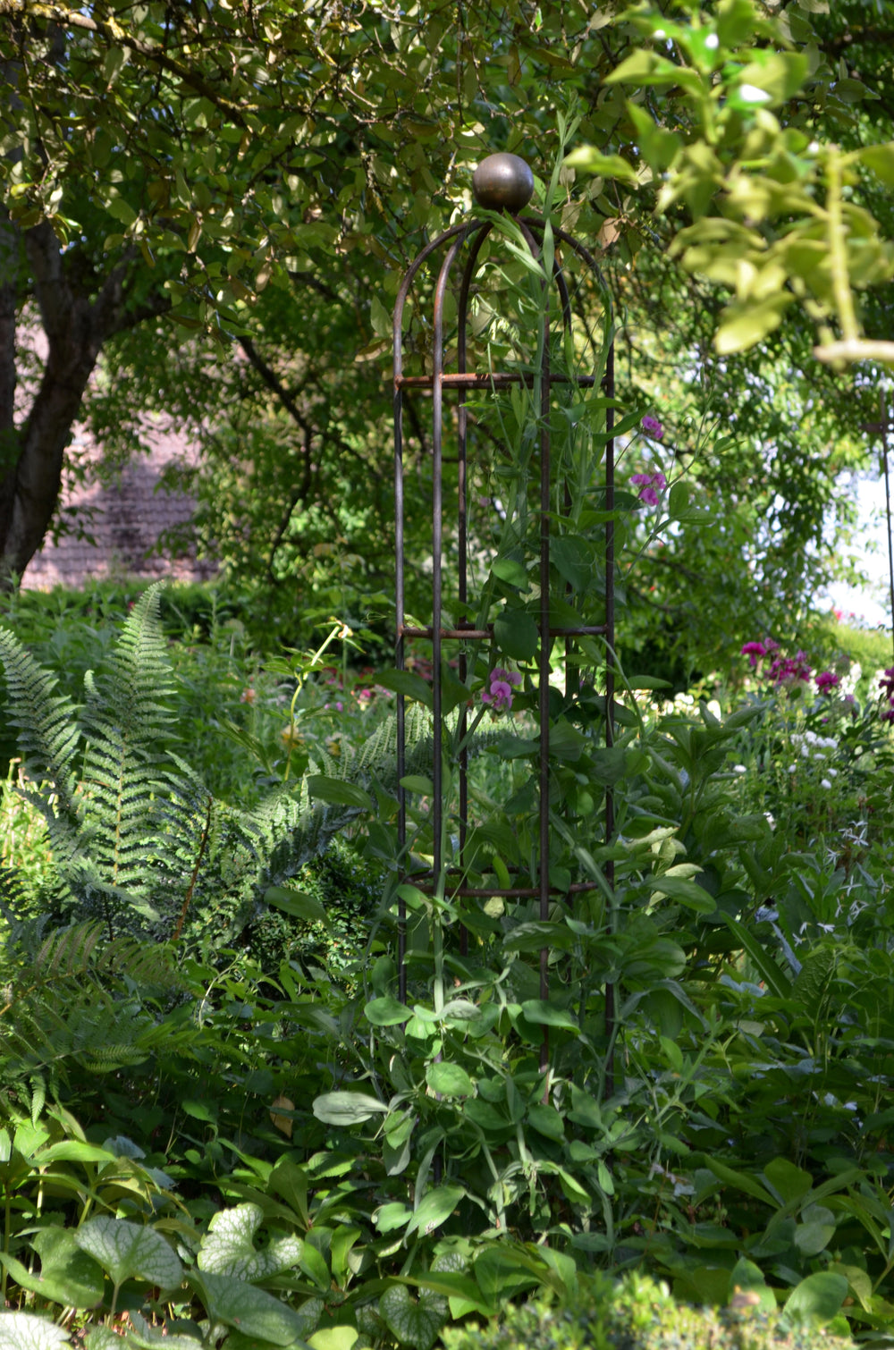 Obelisk Messina klein im Garten mit bunten Blüten, unbeschichtet Obelisk Messina klein im Garten mit bunten Blüten, unbeschichtet