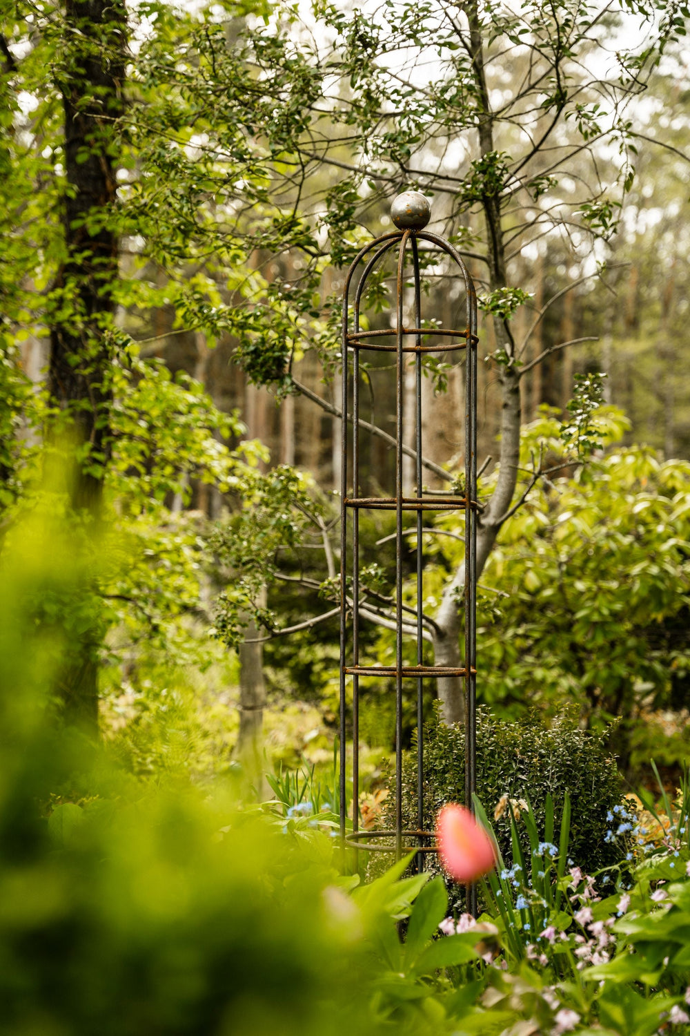 Obelisk Messina klein im grünen Garten, unbeschichtet Obelisk Messina klein im grünen Garten, unbeschichtet