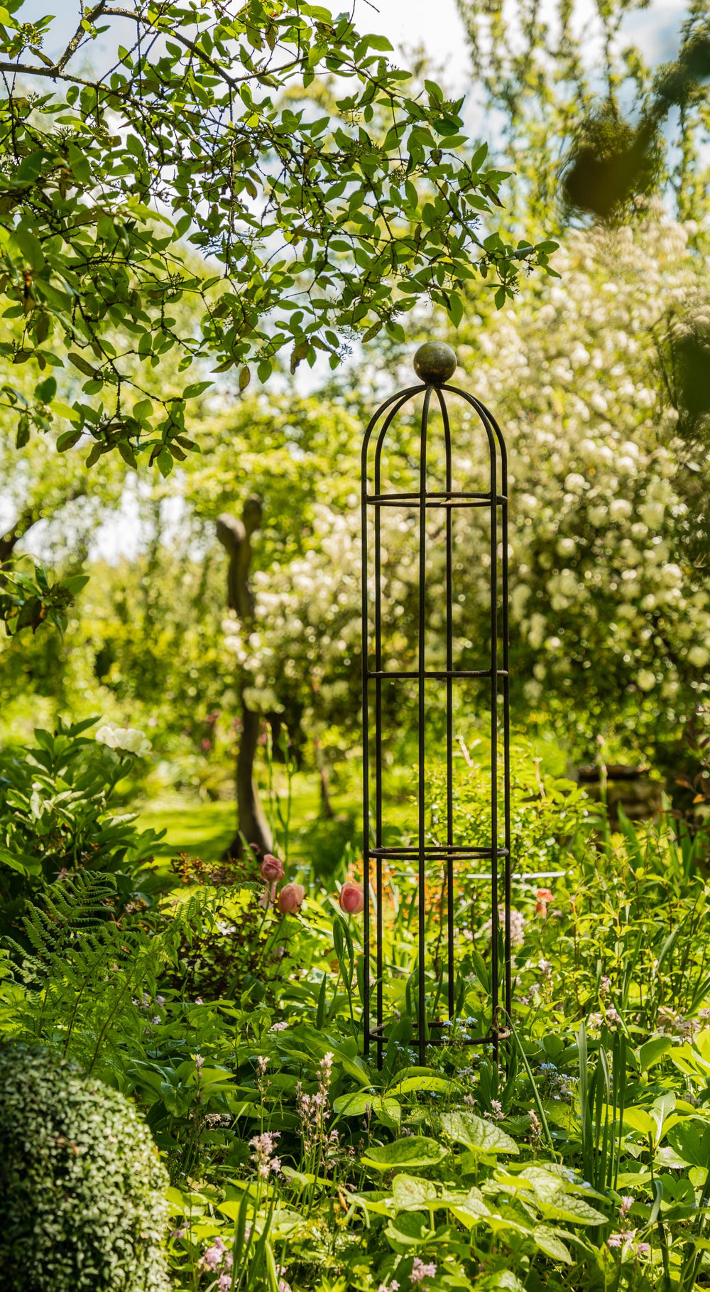 Obelisk Messina klein im grpnen Garten, unbeschichtet Obelisk Messina klein im grpnen Garten, unbeschichtet