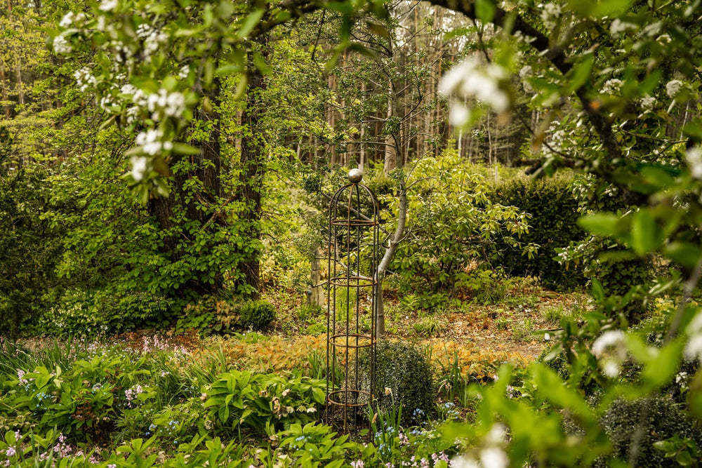 Obelisk Messina klein im grünen Garten, unbeschichtet Obelisk Messina klein im grünen Garten, unbeschichtet