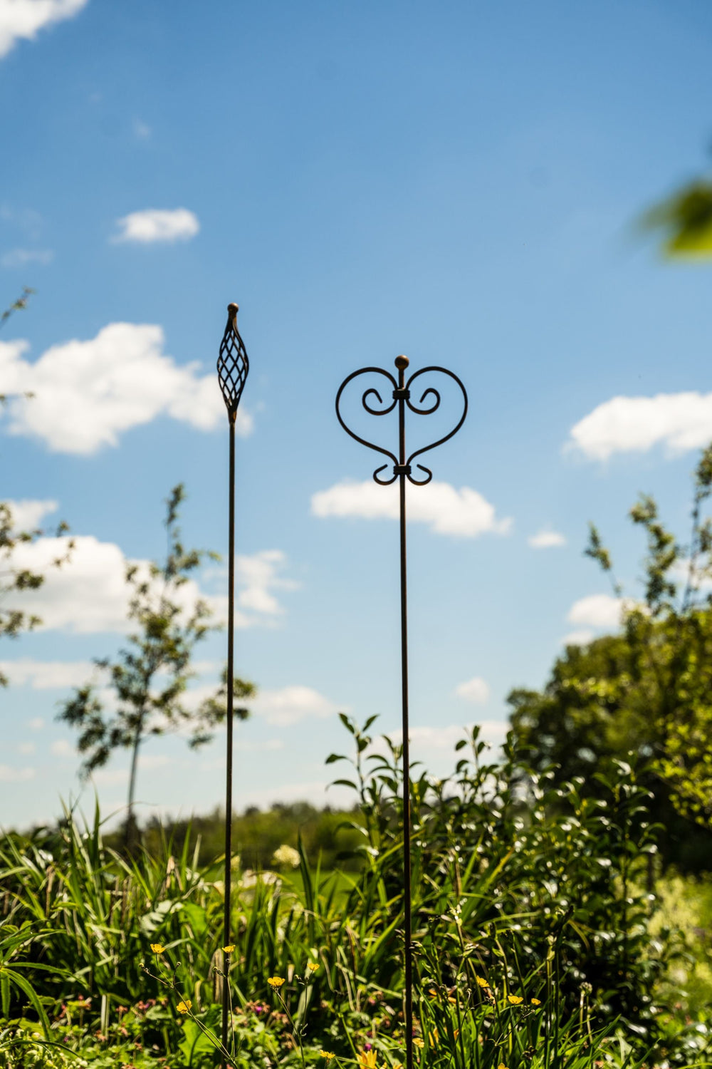 Gartenstecker Treviso und Vicenza im Set in unbeschichtet in einem sommerlichen Garten Gartenstecker Treviso und Vicenza im Set in unbeschichtet in einem sommerlichen Garten