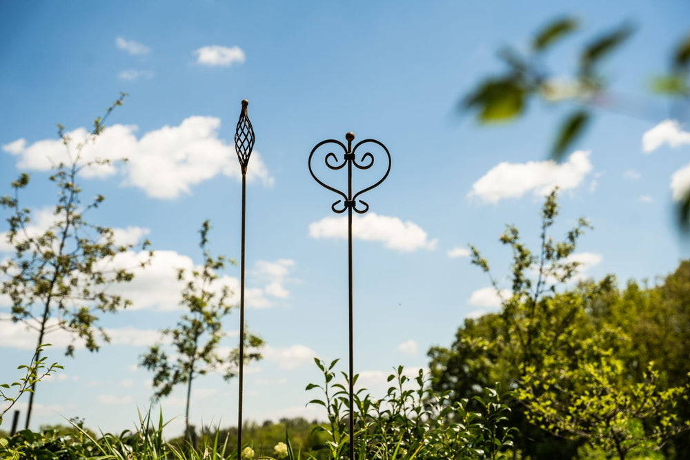 Gartenstecker Treviso und Vicenza im Set in unbeschichtet in einem sommerlichen Garten Gartenstecker Treviso und Vicenza im Set in unbeschichtet in einem sommerlichen Garten