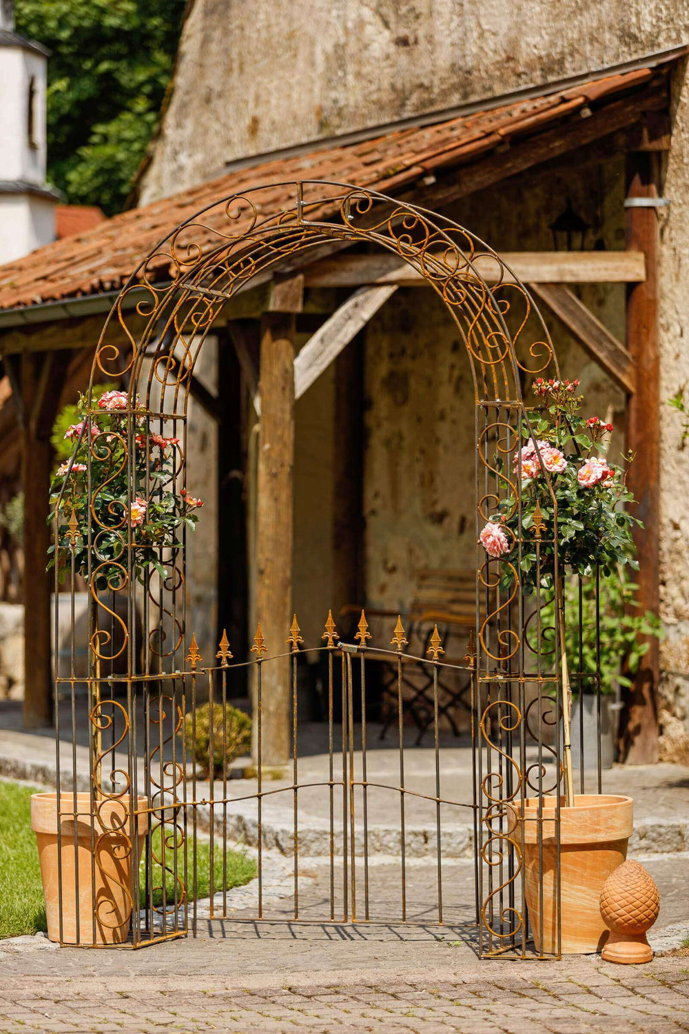 Rosenbogen Calabria mit Tür in unbeschichtet romantisch dekoriert in einem mediterranen Garten Rosenbogen Calabria mit Tür in unbeschichtet romantisch dekoriert in einem mediterranen Garten