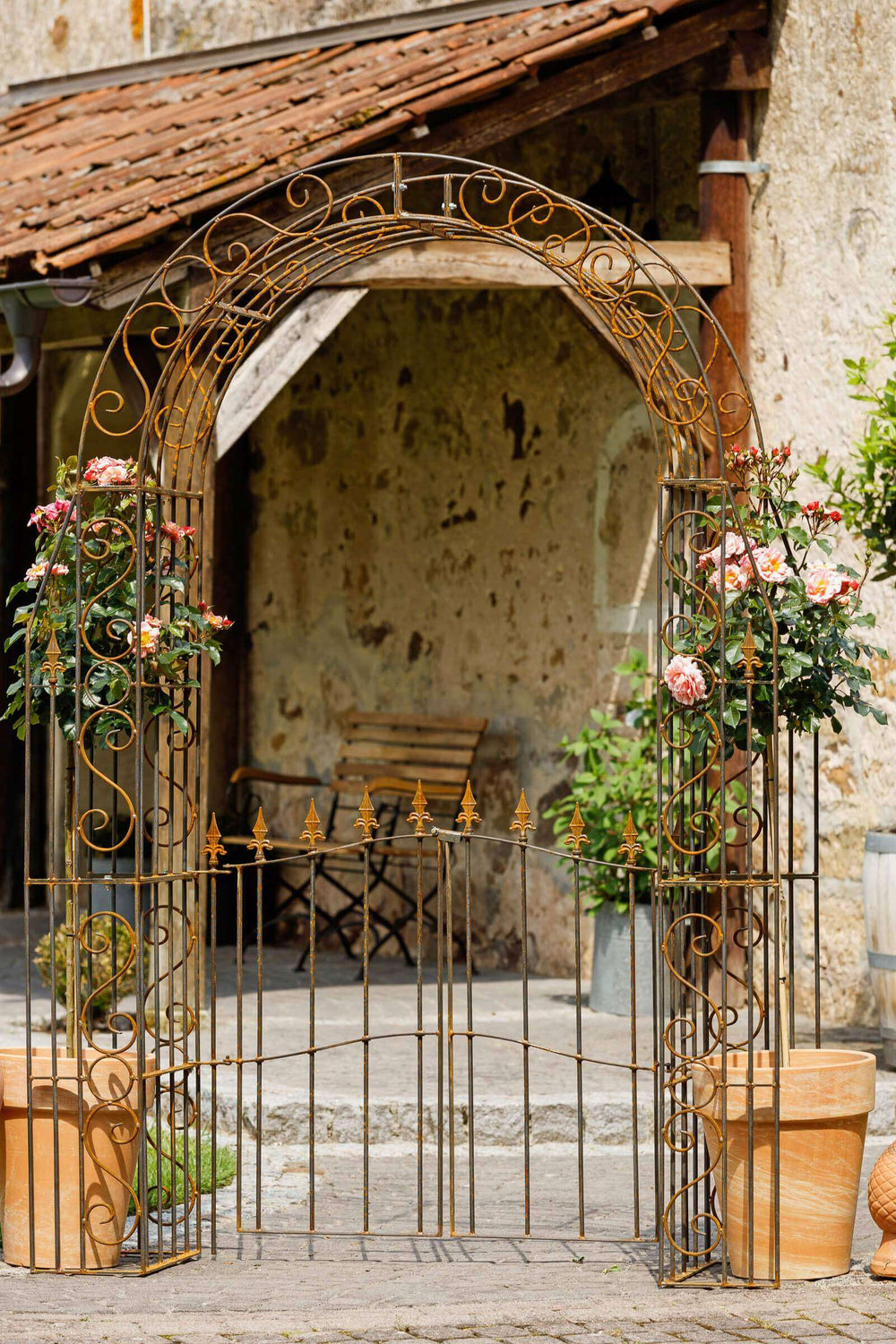 Rosenbogen Calabria mit Tür in unbeschichtet romantisch dekoriert in einem mediterranen Garten Rosenbogen Calabria mit Tür in unbeschichtet romantisch dekoriert in einem mediterranen Garten