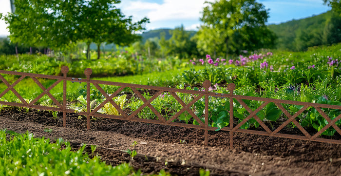 Beetafbakening met stijl: zo brengt een stekhek of borderhek orde in de tuin