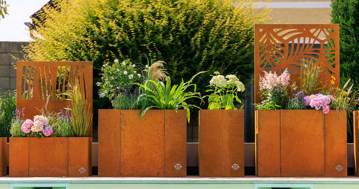 Plantenbakken met ingebouwde privacybescherming <br>– Tuinruimtes stijlvol afbakenen