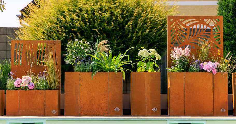 Plantenbakken met ingebouwde privacybescherming <br>– Tuinruimtes stijlvol afbakenen