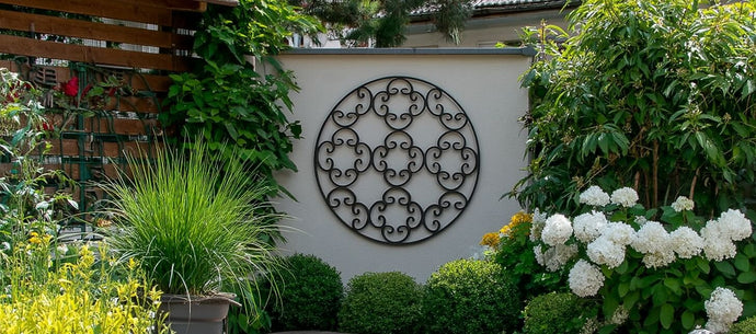 De gevel van uw huis verfraaien: creatieve ideeën met klimplantenrek en planten