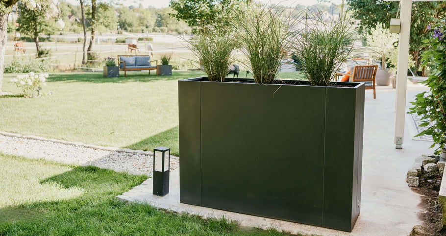 Duurzaamheid in de tuin: metalen verhoogde tuinbedden vergeleken met hout en kunststof