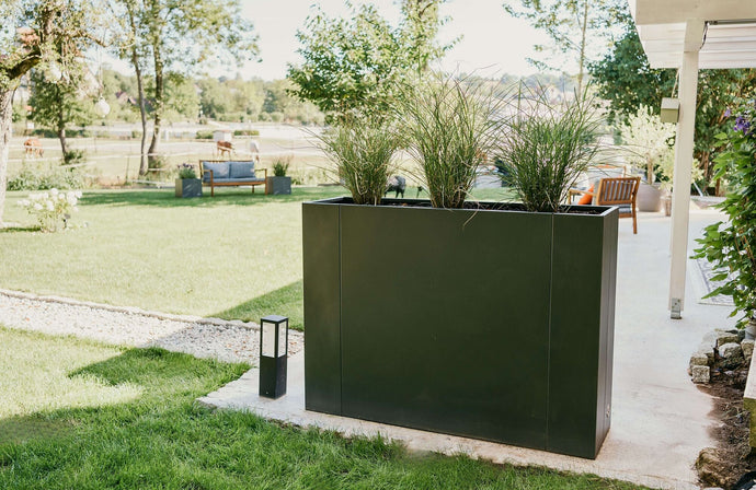 Duurzaamheid in de tuin: metalen verhoogde tuinbedden vergeleken met hout en kunststof
