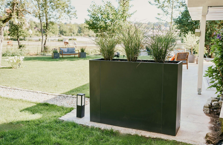 Duurzaamheid in de tuin: metalen verhoogde tuinbedden vergeleken met hout en kunststof